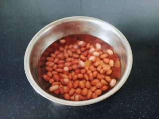 11、爽口开胃小凉菜 花椒油炝芹菜,花生米提前8个小时用凉水泡上