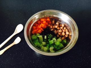 16、爽口开胃小凉菜 花椒油炝芹菜,把备好的芹菜丁、胡萝卜丁、花生米丁、黑芝麻放在一个较大点的盆里，放入1小勺盐，少许白糖，搅拌均匀。