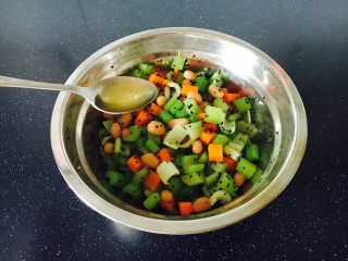 17、爽口开胃小凉菜 花椒油炝芹菜,放入2小勺花椒油，搅拌均匀。