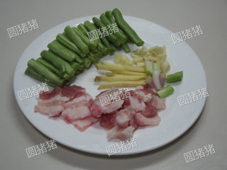 1、豆角焖面,豆角撕去老筋，去头尾切段。五花肉切薄片，生姜切粗丝，葱白切段，大蒜切碎。