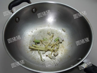 4、豆角焖面,盛出五花肉，加入葱、姜、蒜炒出香味。