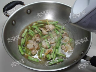 6、豆角焖面,加入炒好的五花肉，清水，水量没过所有材料。