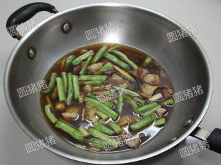 7、豆角焖面,加入蚝油、盐、生抽、老抽、糖，大火煮开后转小火焖制。