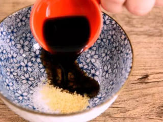 3、快手小龙虾,看着世界杯,喝着凉爽的啤酒,配着鲜美的龙虾,撒入盐、糖、鸡精、香醋、生抽、老抽 、香油