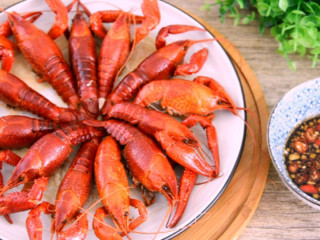 5、快手小龙虾,看着世界杯,喝着凉爽的啤酒,配着鲜美的龙虾,出锅即可 