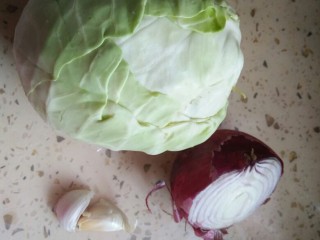1、手撕包菜,准备食材