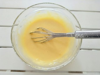 3、香葱肉松蛋糕卷,筛入低筋面粉搅拌均匀，放一旁备用