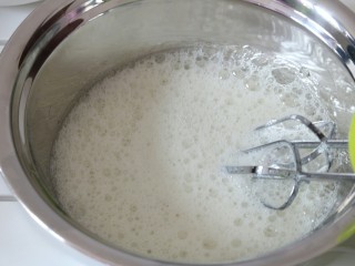 4、香葱肉松蛋糕卷,蛋白滴几滴白醋打到粗泡状，加入三分之一白糖