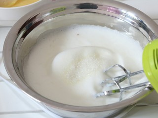5、香葱肉松蛋糕卷,打到泡沫细腻的时候加入三分之一白糖