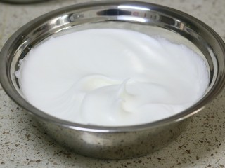 6、香葱肉松蛋糕卷,最后加糖打发至小弯沟状，蛋白非常的轻盈，千万不要打过