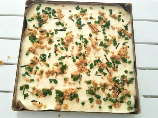 7、香葱肉松蛋糕卷,蛋黄蛋白分两次混合翻拌均匀，倒入铺了油纸的金盘，表面撒适量肉松和葱花