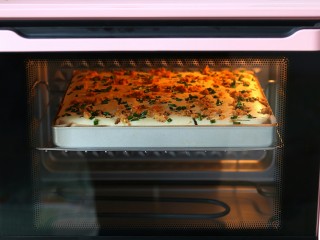 8、香葱肉松蛋糕卷,烤箱根据自己操作速度要提前预热，我用的海氏c40是自动预热，其他烤箱预热5分钟左右
