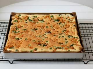 10、香葱肉松蛋糕卷,烤好拎住油布把蛋糕卷移到冷却架上