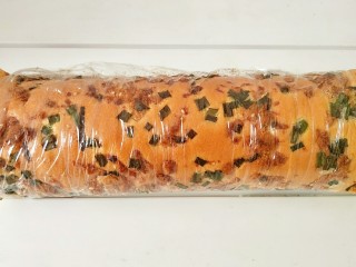 12、香葱肉松蛋糕卷,借助擀面杖卷起，放冰箱冷藏定型一会儿