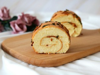 15、香葱肉松蛋糕卷,蛋糕的组织非常细腻～