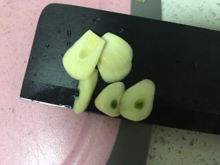 5、酱香浓郁白菜炖粉条,切片