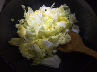 7、酱香浓郁白菜炖粉条,加入白菜翻炒，白菜水多，稍微炒一下就会出水