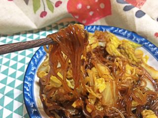 11、酱香浓郁白菜炖粉条,盖上锅盖，最小火焖5分钟左右，粉条会吸收多余的汁，变得透明软烂，非常入味。