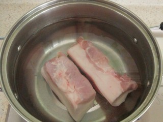 2、青椒回锅肉,洗净放入锅内,加足够清水