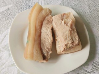 4、青椒回锅肉,捞起放凉