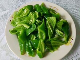 7、青椒回锅肉,洗净去蒂,对剖开去芯,斜切成块