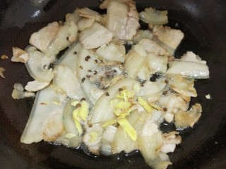 10、青椒回锅肉,加入干花椒