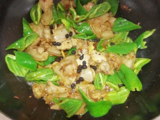 16、青椒回锅肉,加入豆豉