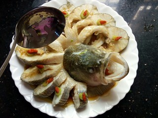 12、年夜饭&年年有余~清蒸鲈鱼之孔雀开屏,一勺油加热到冒烟，油淋到鱼身上，也可以忽略不烧热油，个人建议淋一些热油，鱼更美味