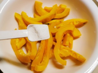 4、炸南瓜条,加入盐