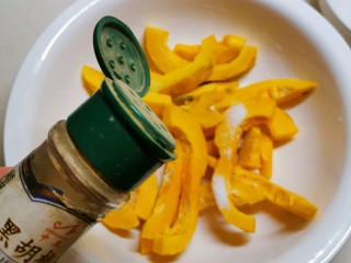 5、炸南瓜条,加入胡椒粉