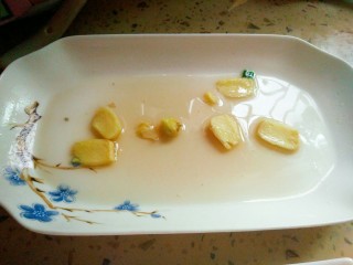 8、清蒸黄花鱼,碗底铺姜片,再放上鱼