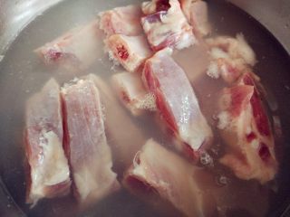 2、土豆烧排骨,入冷水中，煮沸。