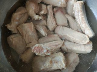 3、土豆烧排骨,捞出，沥净水分，冲洗一下