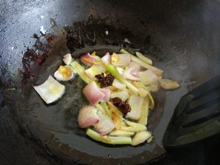 6、土豆烧排骨,爆香以上食材