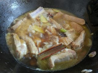 8、土豆烧排骨,加适量水或高汤，盐，糖，料酒，生抽，老抽，拌匀