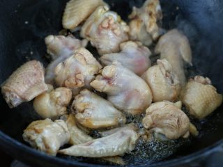4、鸡翅腐竹烧土豆,锅中倒适量食用油烧热，放入鸡翅翻炒至发白变色