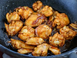 6、鸡翅腐竹烧土豆,再调入生抽、料酒、老抽和糖，炒至鸡翅上色