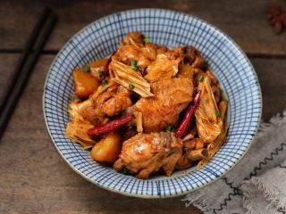 11、鸡翅腐竹烧土豆,一道美味诱人的鸡翅土豆烧腐竹就完成了，真的超级下饭，其实我更喜欢吃里面的腐竹！