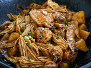 10、鸡翅腐竹烧土豆,待锅内食材炖至软烂，按照个人口味调入适量的盐翻炒收汁，再撒入少许葱花点缀即可