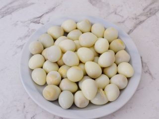 4、香辣啤酒鹌鹑蛋,再捞出放入冷水里泡凉后剥壳