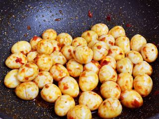 9、香辣啤酒鹌鹑蛋,翻炒均匀