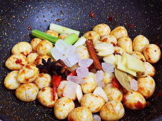 10、香辣啤酒鹌鹑蛋,加入葱姜蒜、冰糖、八角、香叶、桂皮、花椒、干红辣椒炒出香味
