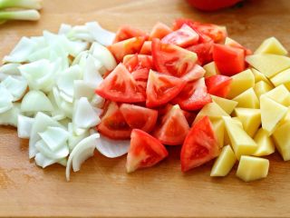 4、西红柿土豆炖牛肉,番茄、土豆和洋葱分别切块状，土豆要浸泡在水中防止氧化变色，番茄可以用开水烫去外皮再切块，我嫌麻烦直接切的。