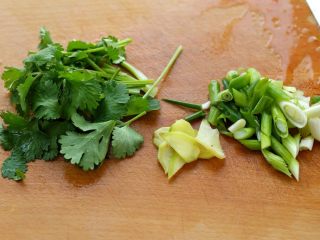 5、西红柿土豆炖牛肉,姜切成小片，切葱花和香菜段备用，不喜欢香菜也可以不用。