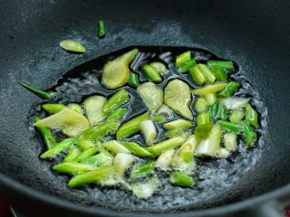 6、西红柿土豆炖牛肉,锅中倒适量食用油烧至五成热，放入葱和姜小火炒出香味。