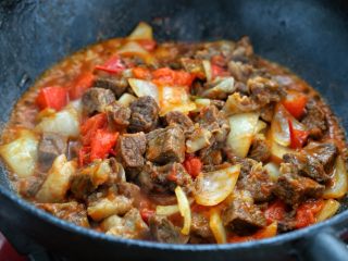 8、西红柿土豆炖牛肉,再放入牛肉块翻炒均匀，然后调入生抽和糖炒至牛肉上色。