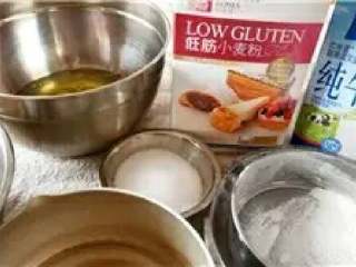 1、肉松卷,材料准备好后，低筋粉和淀粉过筛