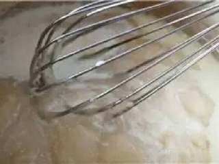 3、肉松卷,然后离火，然后加入过筛的材料B搅拌均匀 再加入材料C搅拌均匀