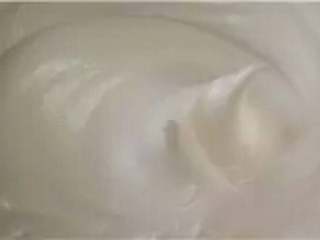5、肉松卷,蛋白加入二滴柠檬汁打到粗泡后加入一克盐，打至有小泡时加入二分之一砂糖，打至蛋白比较细腻时加入第二次糖，打至蛋白有小弯钩就可以