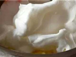 6、肉松卷,3分之1蛋白糊加入面糊切拌，翻拌均匀。